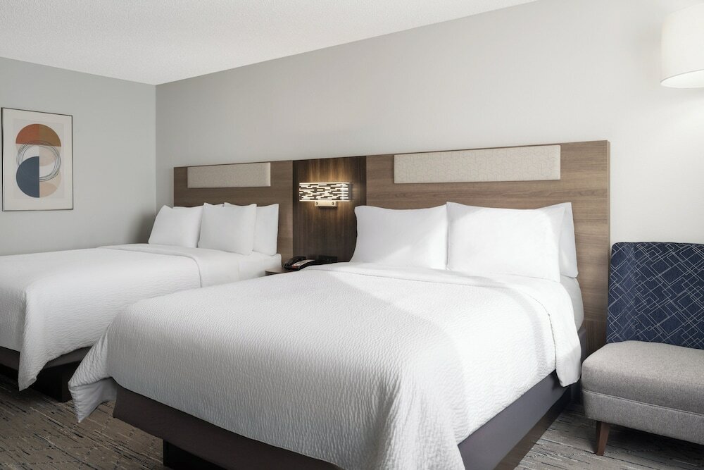 Фото Holiday Inn Express & Suites Midwest, an Ihg Hotel
