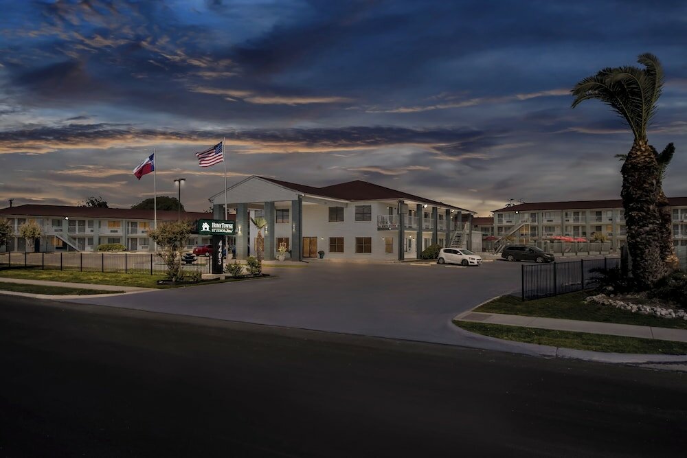 Фото HomeTowne Studios by Red Roof San Antonio E - Near At&t Center