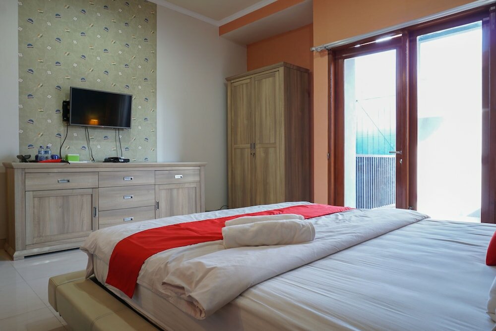 Фото Residences by RedDoorz near Kemang Square