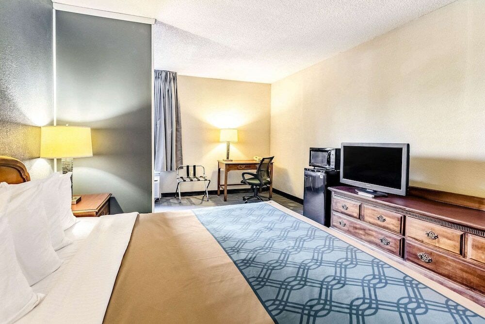 Фото Econo Lodge Inn & Suites Radford-Blacksburg Area