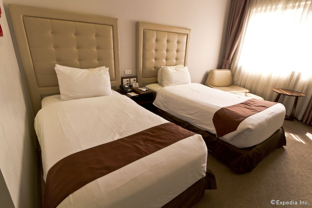 Фото Castle Peak Hotel