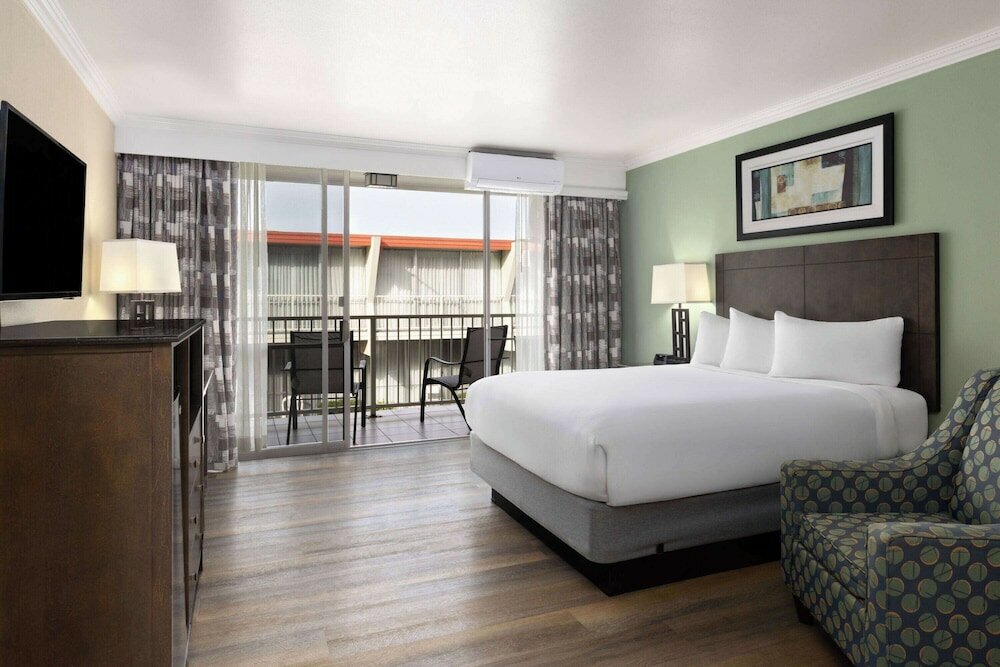 Фото Travelodge by Wyndham Monterey Bay