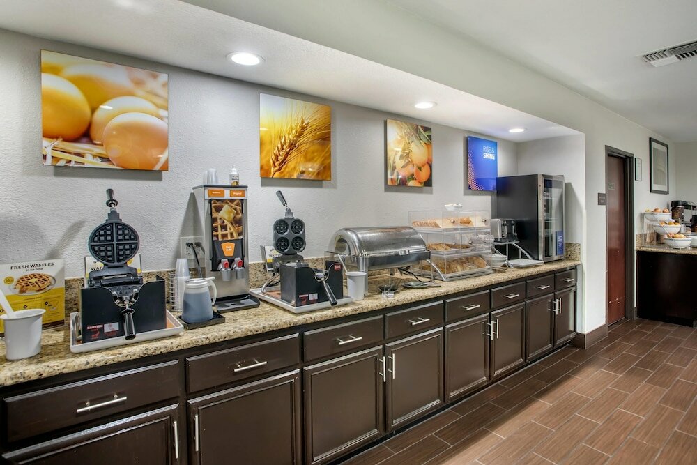 Фото Comfort Suites Downtown Sacramento