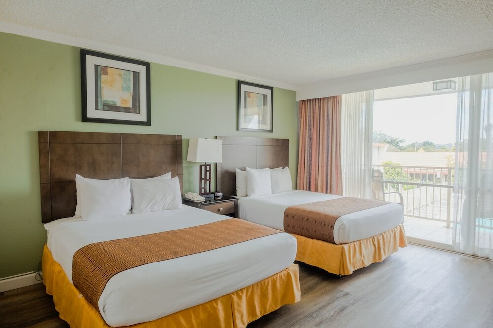 Фото Travelodge by Wyndham Monterey Bay