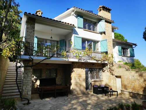 Гостиница Villa Naranja в Сант-Кугате-дель-Вальесе
