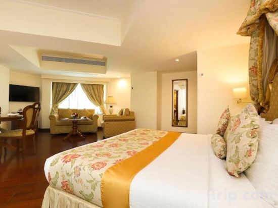 Фото Hotel The Royal Plaza