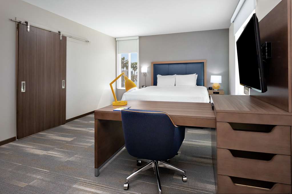 Фото Hampton Inn & Suites San Diego Airport Liberty Station