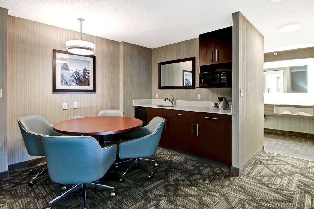 Фото Hampton Inn & Suites by Hilton Calgary Airport