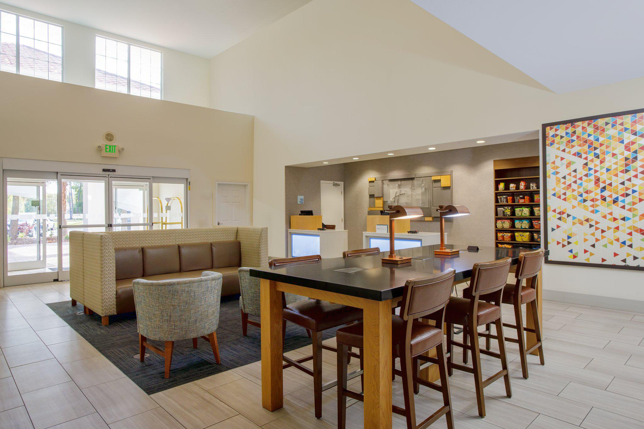 Фото Holiday Inn Express Tampa N I-75 - University Area, an Ihg Hotel