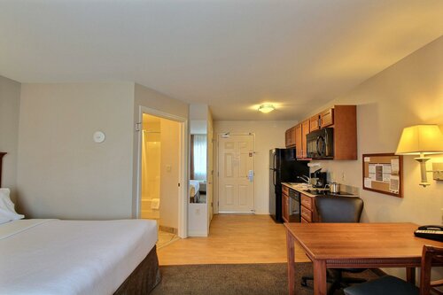 Гостиница Candlewood Suites Milwaukee Airport, an Ihg Hotel в Ок Крике