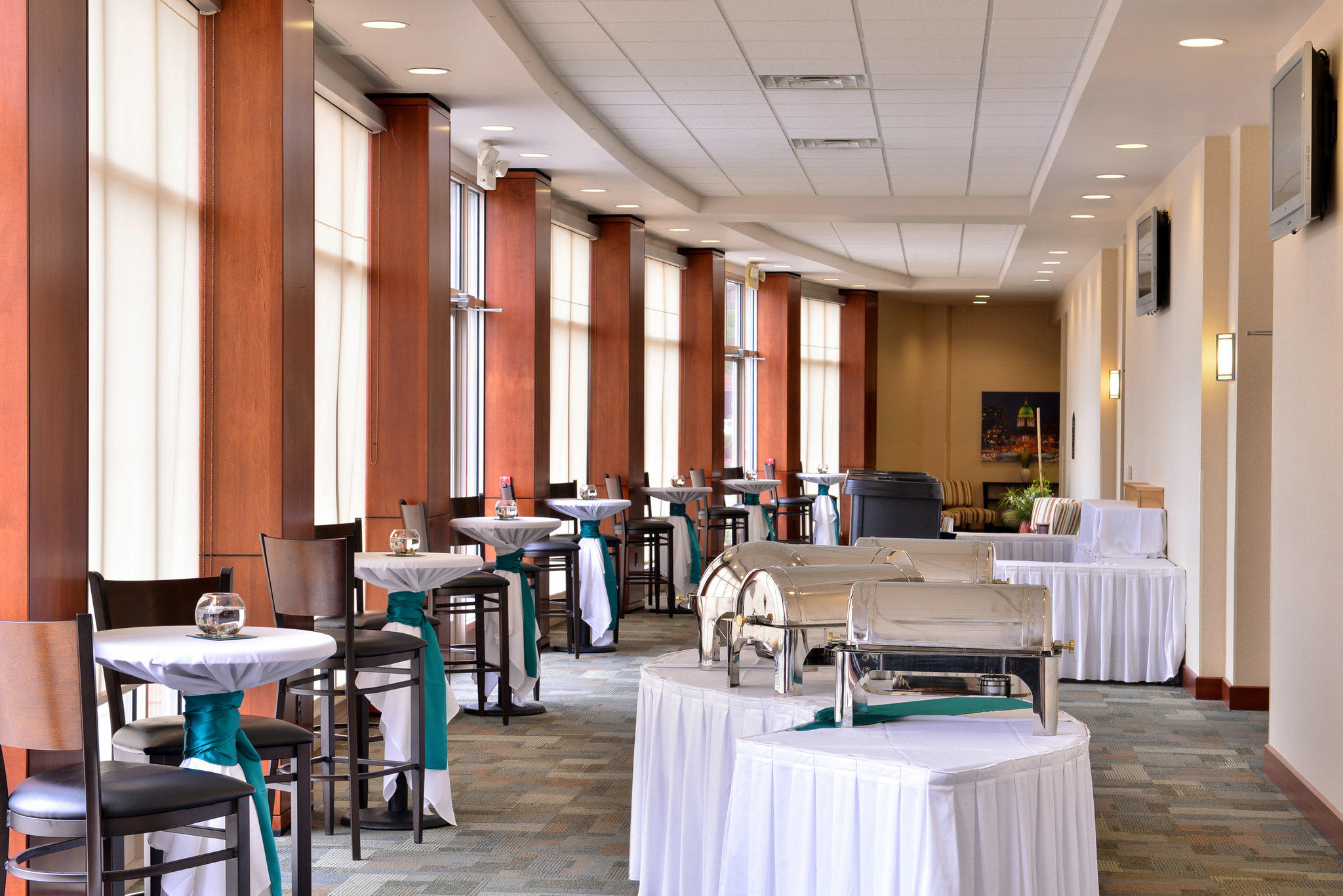 Фото Holiday Inn Madison at The American Center, an Ihg Hotel