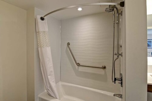 Гостиница Hampton Inn & Suites by Hilton Calgary Airport в Калгари