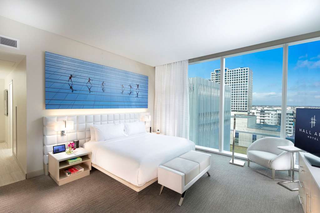 Фото Hall Arts Hotel Dallas, Curio Collection by Hilton