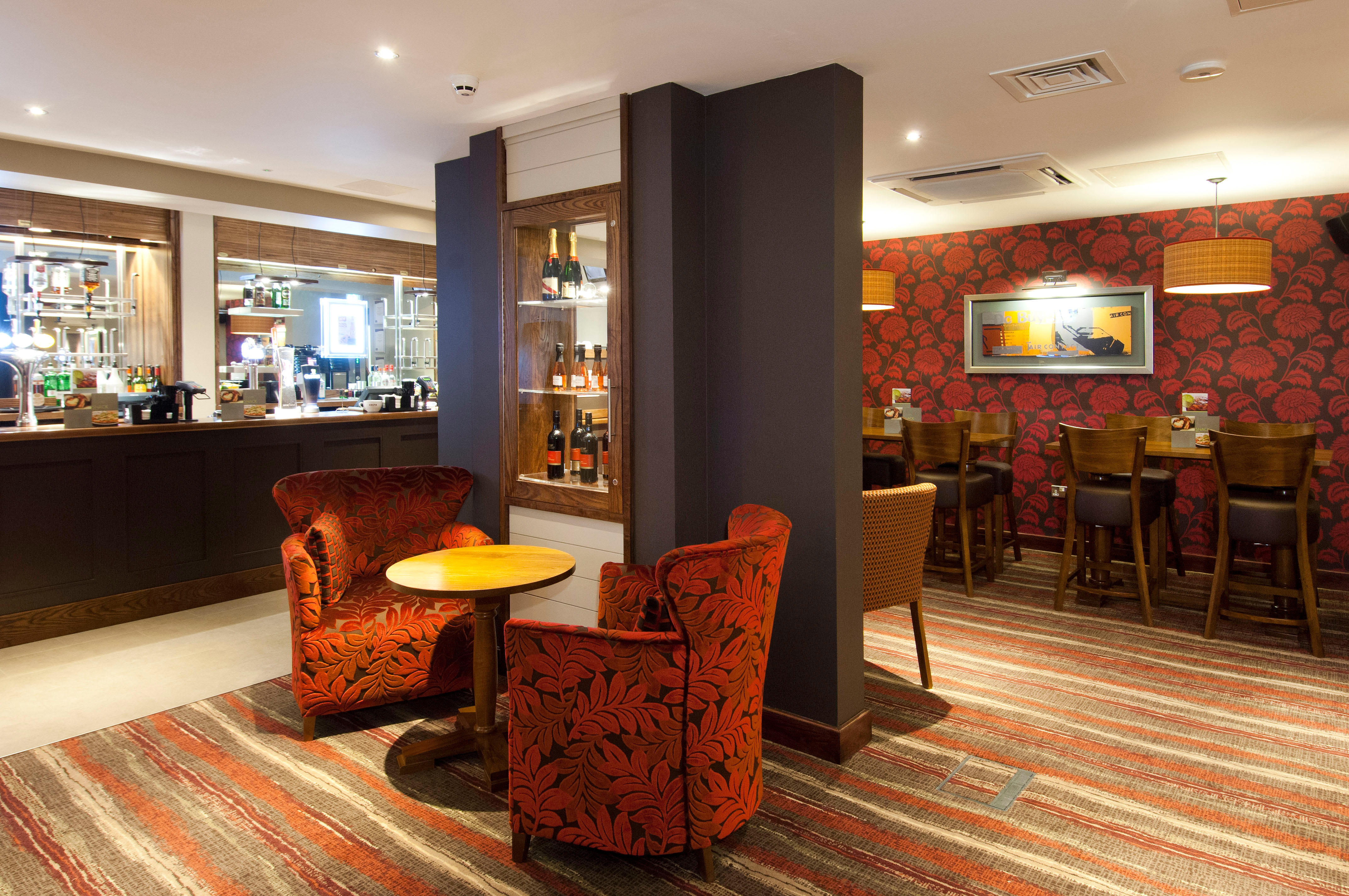 Фото Premier Inn London Ealing