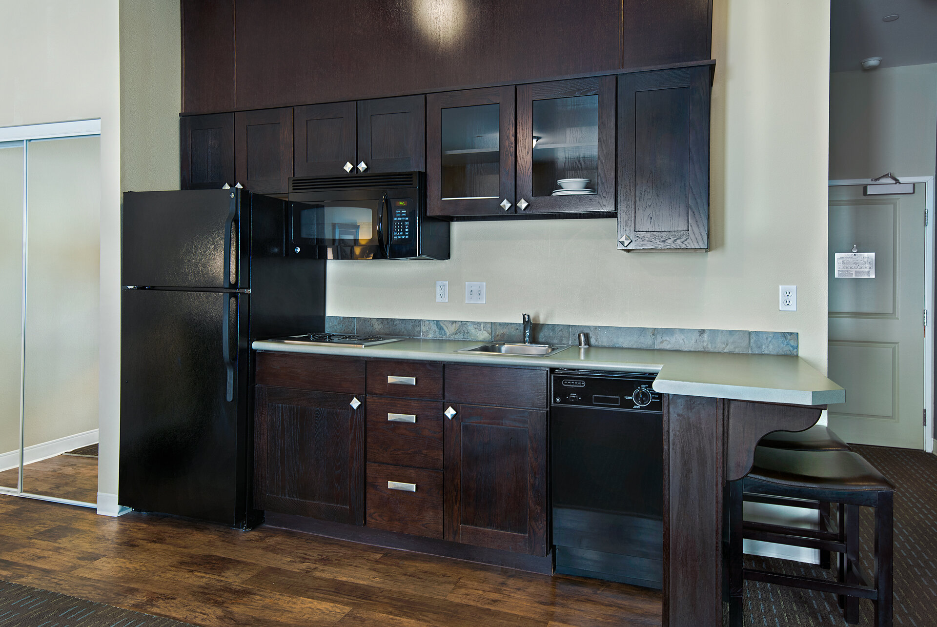 Фото Oxford Suites Silverdale