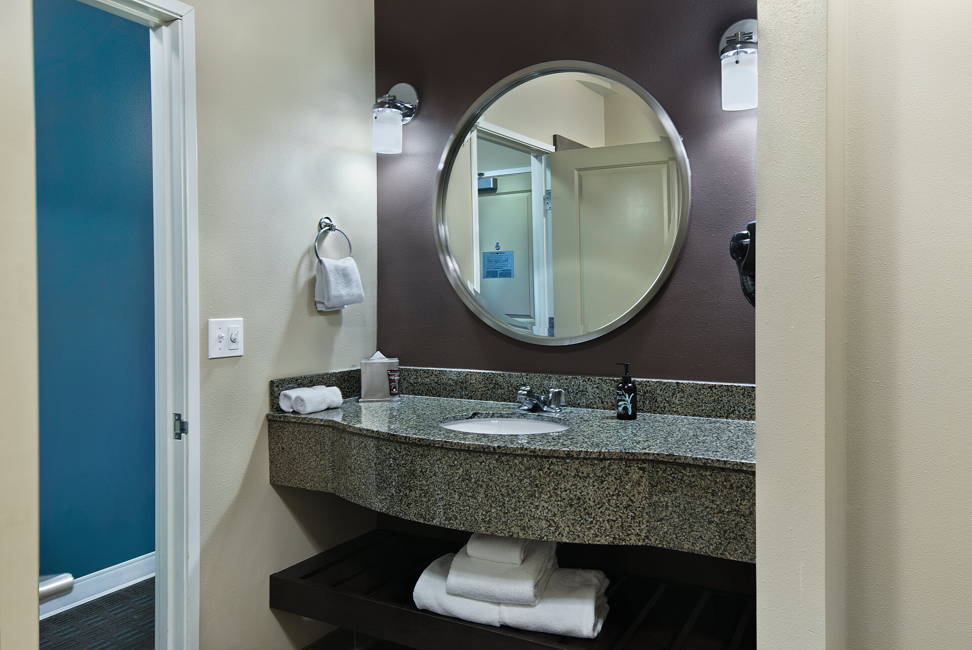 Фото Oxford Suites Silverdale