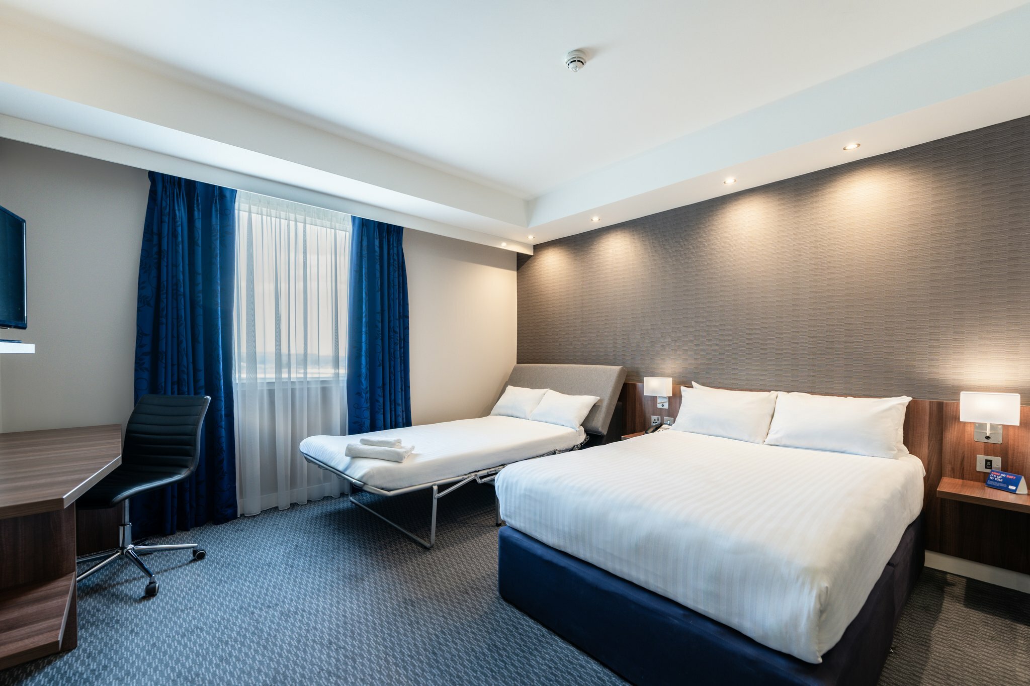 Фото Holiday Inn Express Aberdeen Airport