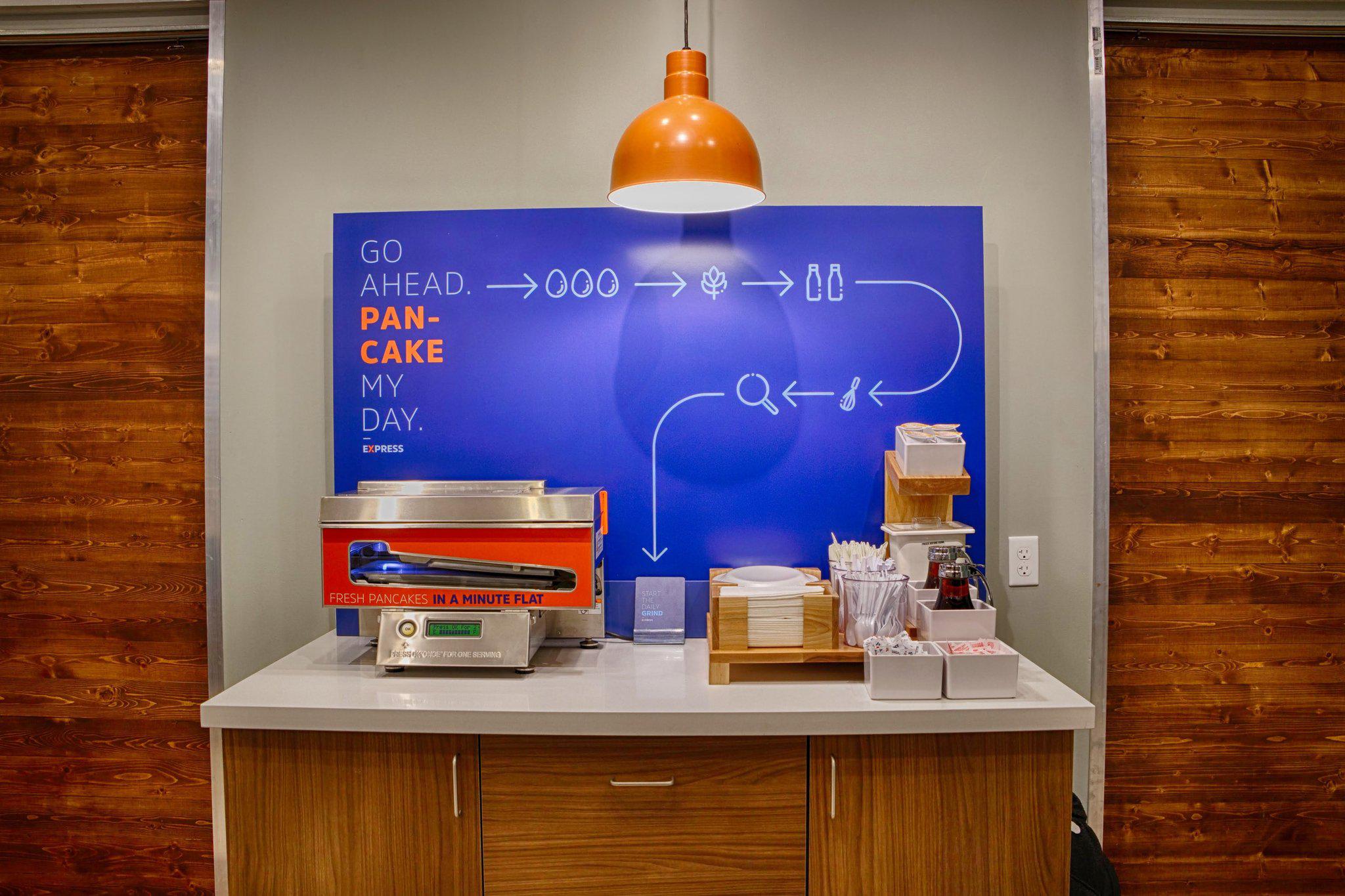 Фото Holiday Inn Express & Suites Oklahoma City Dwtn - Bricktown, an Ihg Hotel