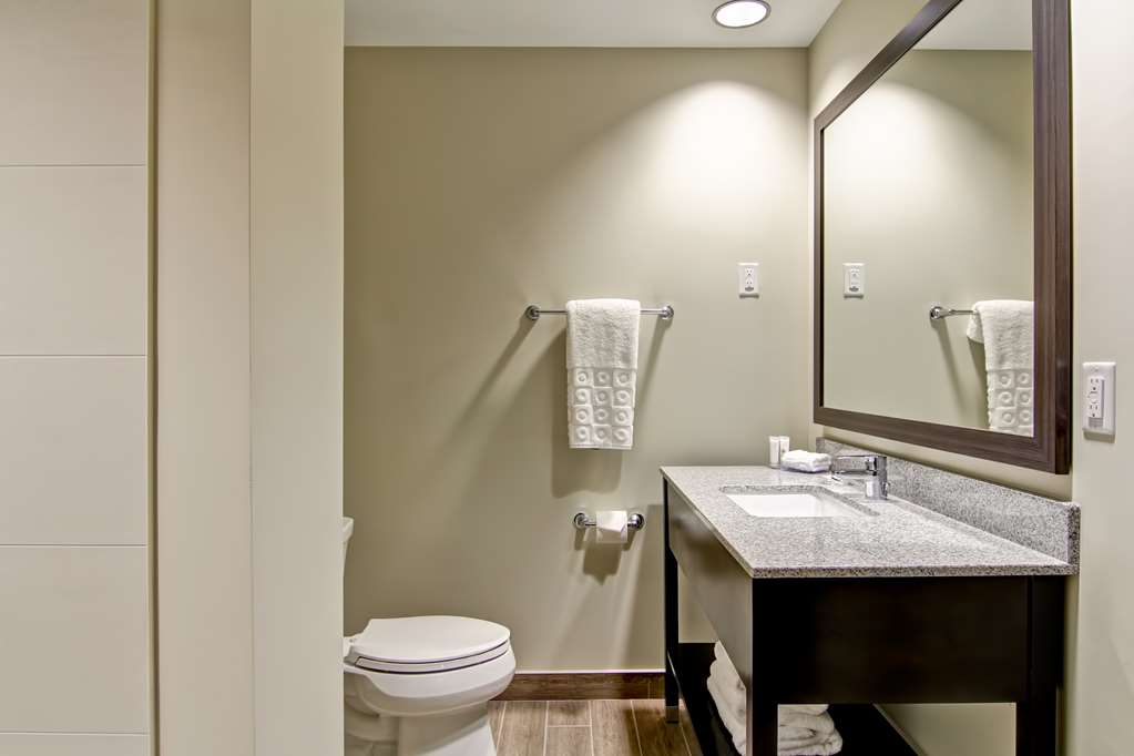 Фото Best Western London Airport Inn & Suites