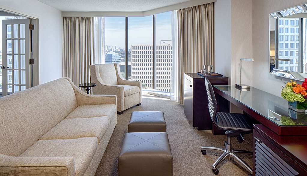 Фото DoubleTree by Hilton Hotel Houston - Greenway Plaza