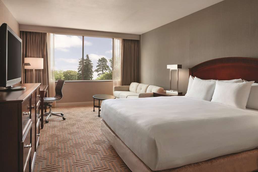 Фото Hilton East Brunswick Hotel & Executive Meeting Center