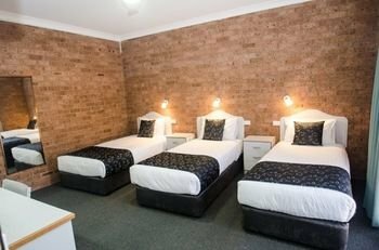 Гостиница Hamilton's Henry Parkes Motor Inn, Parkes в Парксе