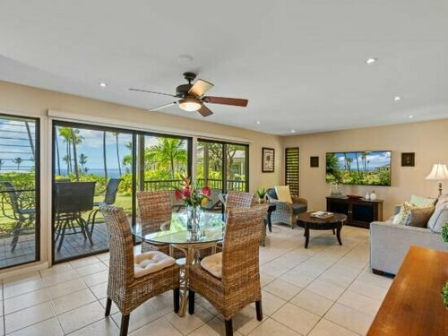 Гостиница Private Lanai and Full Kitchen Amenities - Stunning Ocean View Retreat в Уэйлее