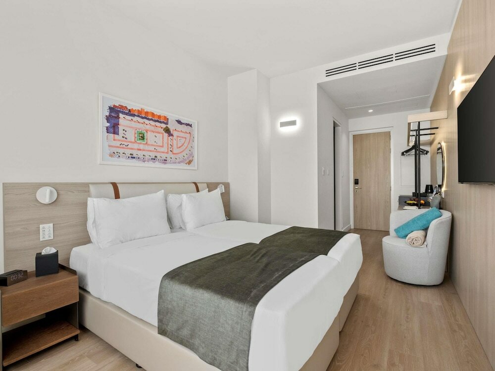 Фото Mercure Larnaca Finikoudes Beach