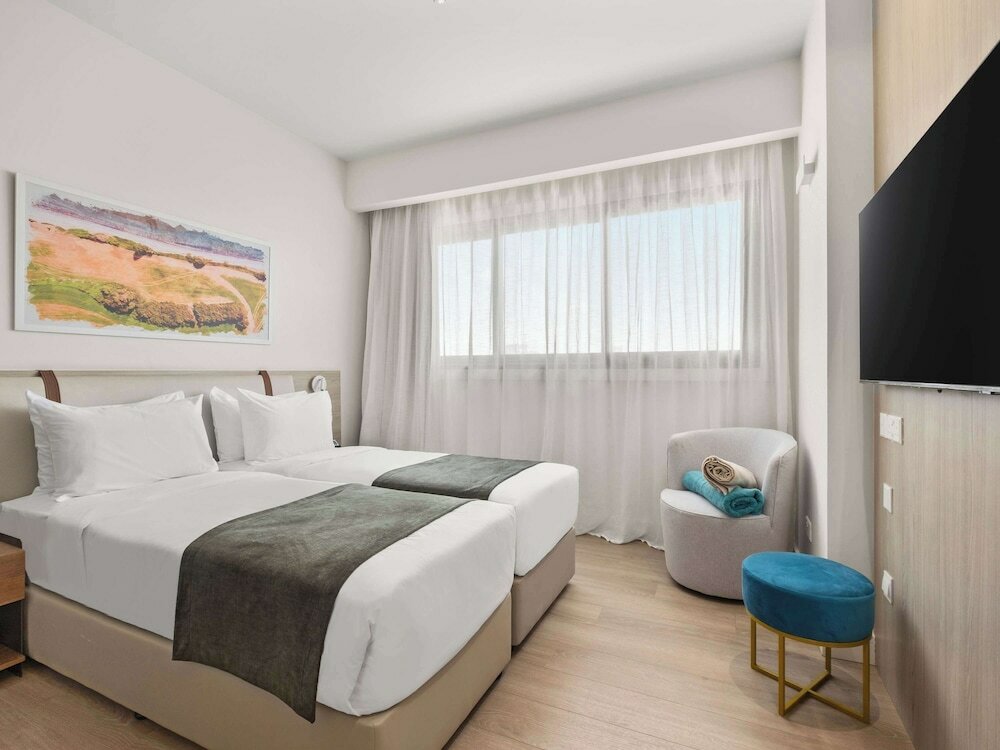Фото Mercure Larnaca Finikoudes Beach