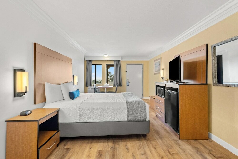 Фото Travelodge by Wyndham San Clemente Beach