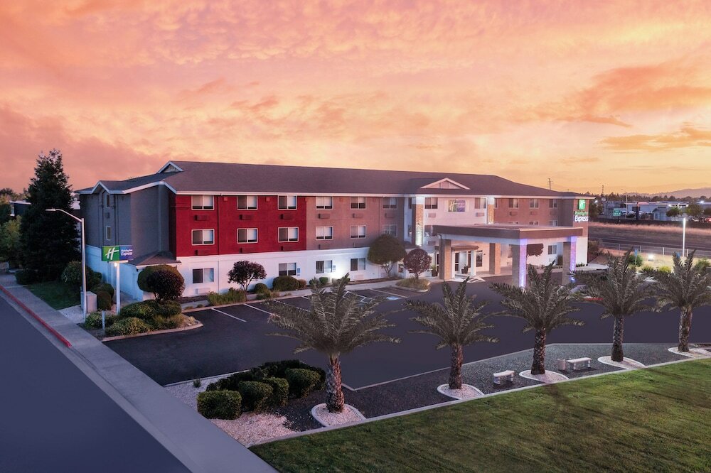 Фото Ramada Limited Redding