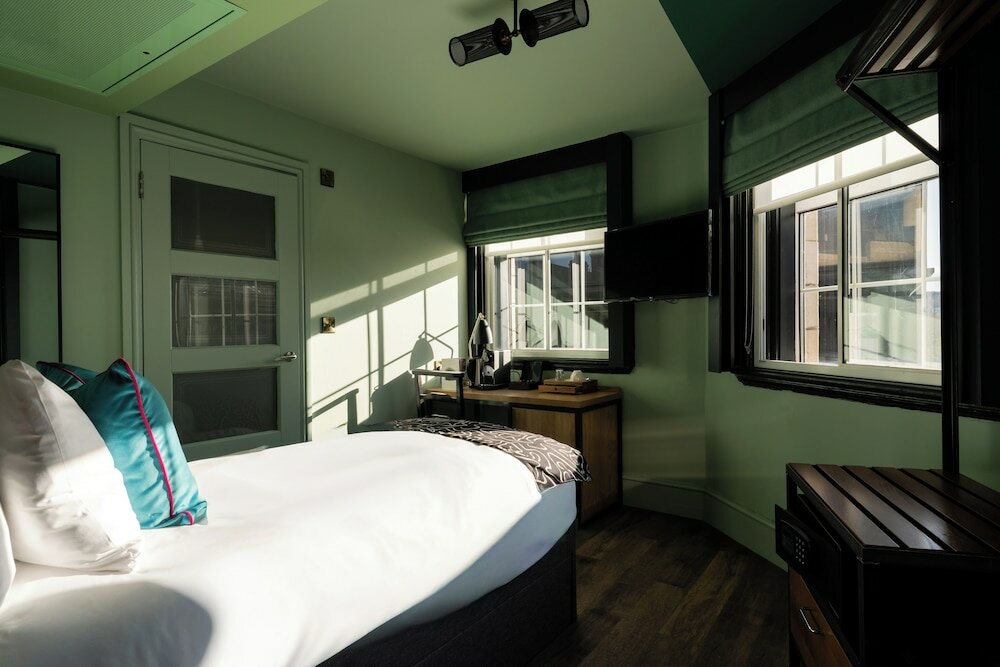 Фото The Wellington Hotel