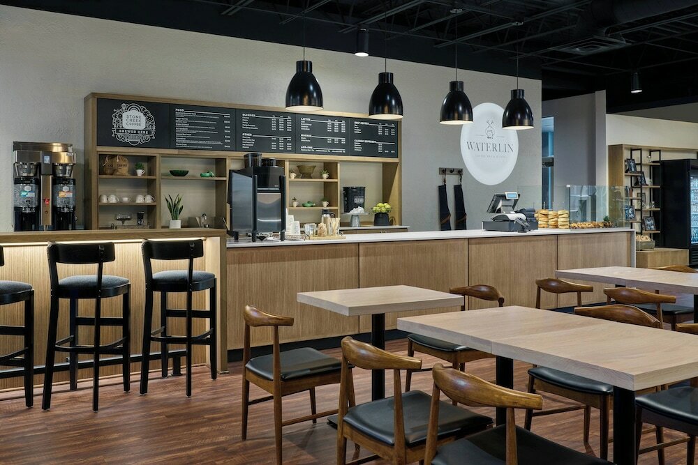Фото Delta Hotels by Marriott Milwaukee Northwest
