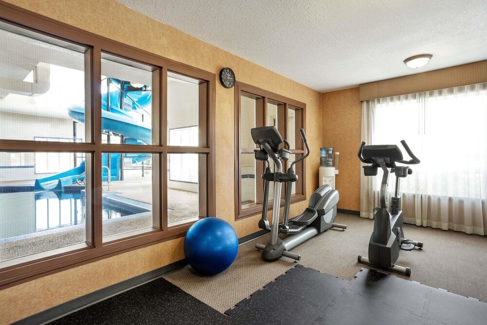 Фото Days Inn & Suites by Wyndham Strathmore