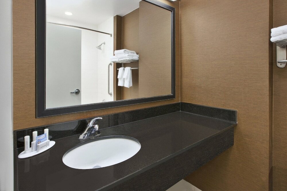 Фото Fairfield Inn & Suites by Marriott Milwaukee Downtown