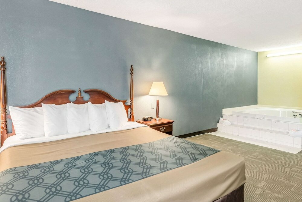 Фото Econo Lodge Inn & Suites Radford-Blacksburg Area