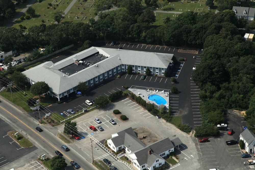 Фото Ambassador Inn & Suites