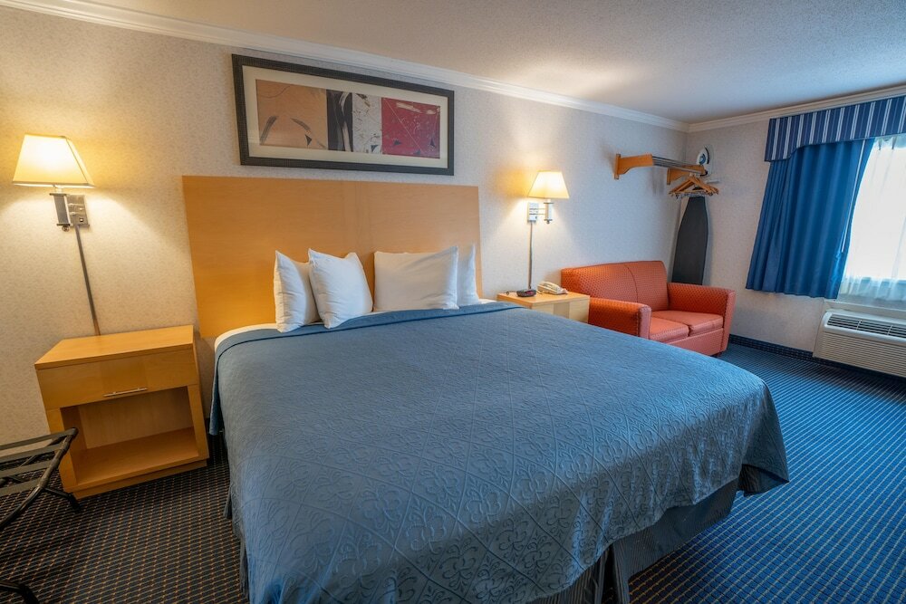 Фото Ambassador Inn & Suites