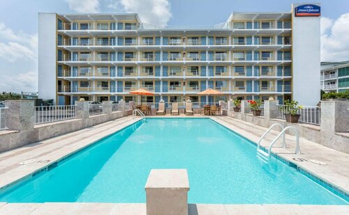 Гостиница Howard Johnson by Wyndham Virginia Beach At The Beach в Вирджиния-Бич