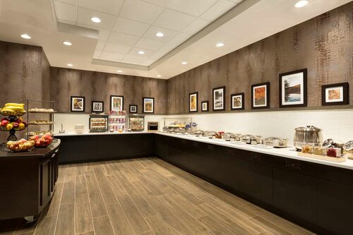 Гостиница Hilton East Brunswick Hotel & Executive Meeting Center в Нью Брансуике