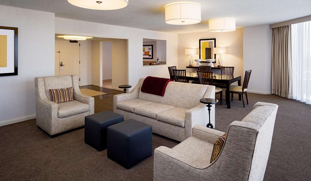 Фото DoubleTree by Hilton Hotel Houston - Greenway Plaza