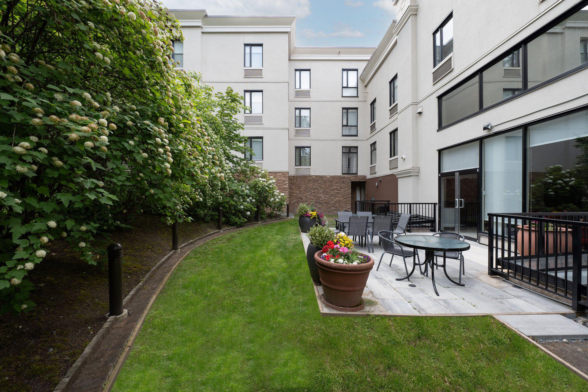 Фото Holiday Inn Express & Suites Surrey, an Ihg Hotel