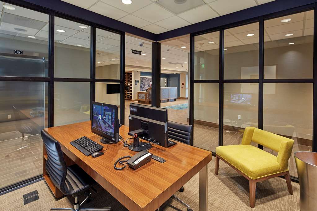 Фото Hampton Inn & Suites Sacramento at Csus
