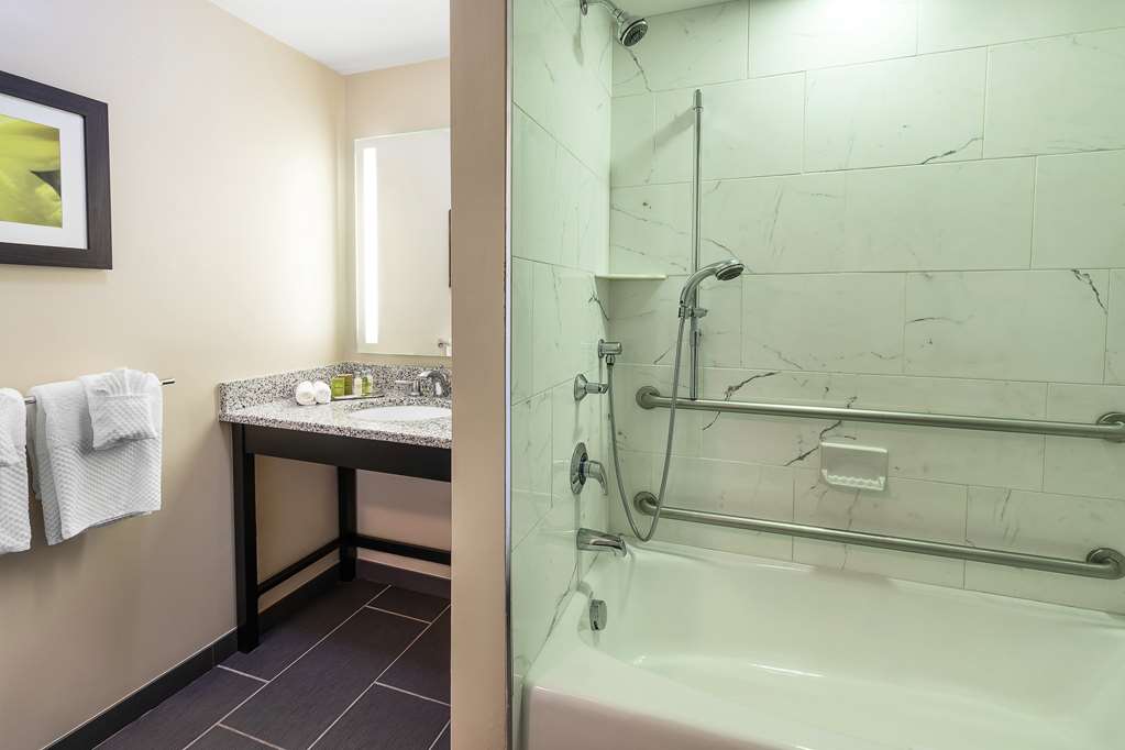 Фото Doubletree by Hilton Cape Cod - Hyannis