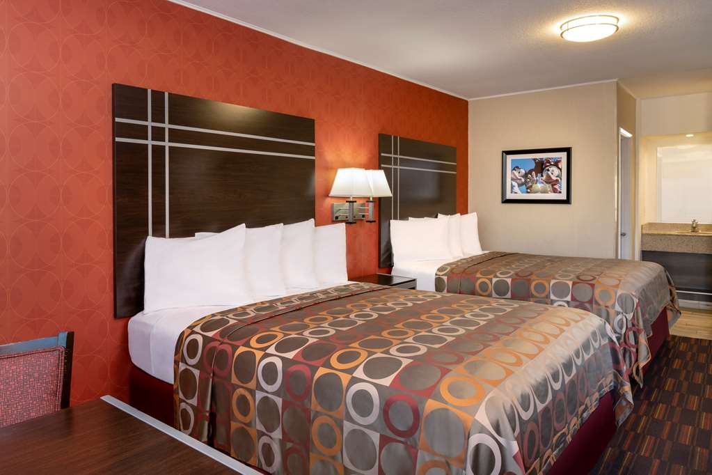 Фото Best Western Plus Raffles Inn & Suites