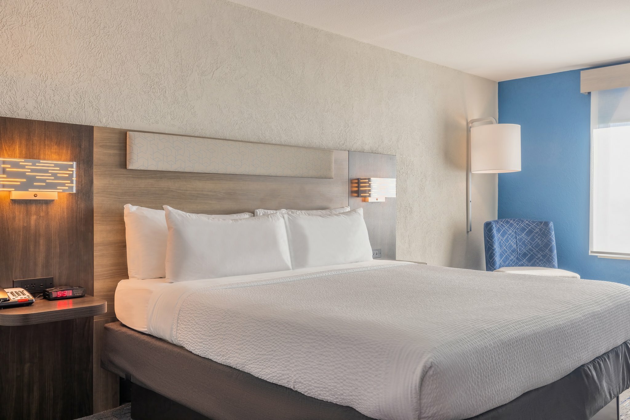 Фото Holiday Inn Express and Suites Kansas City Airport, an Ihg Hotel