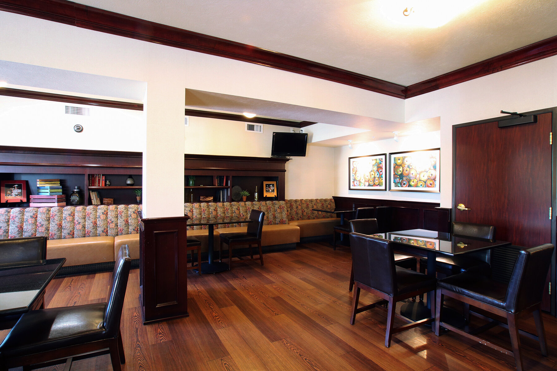 Фото Oxford Suites Spokane Valley