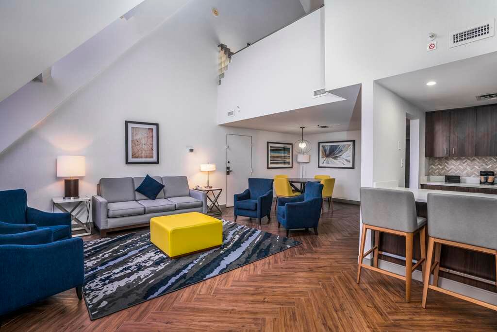 Фото Embassy Suites Indianapolis Downtown