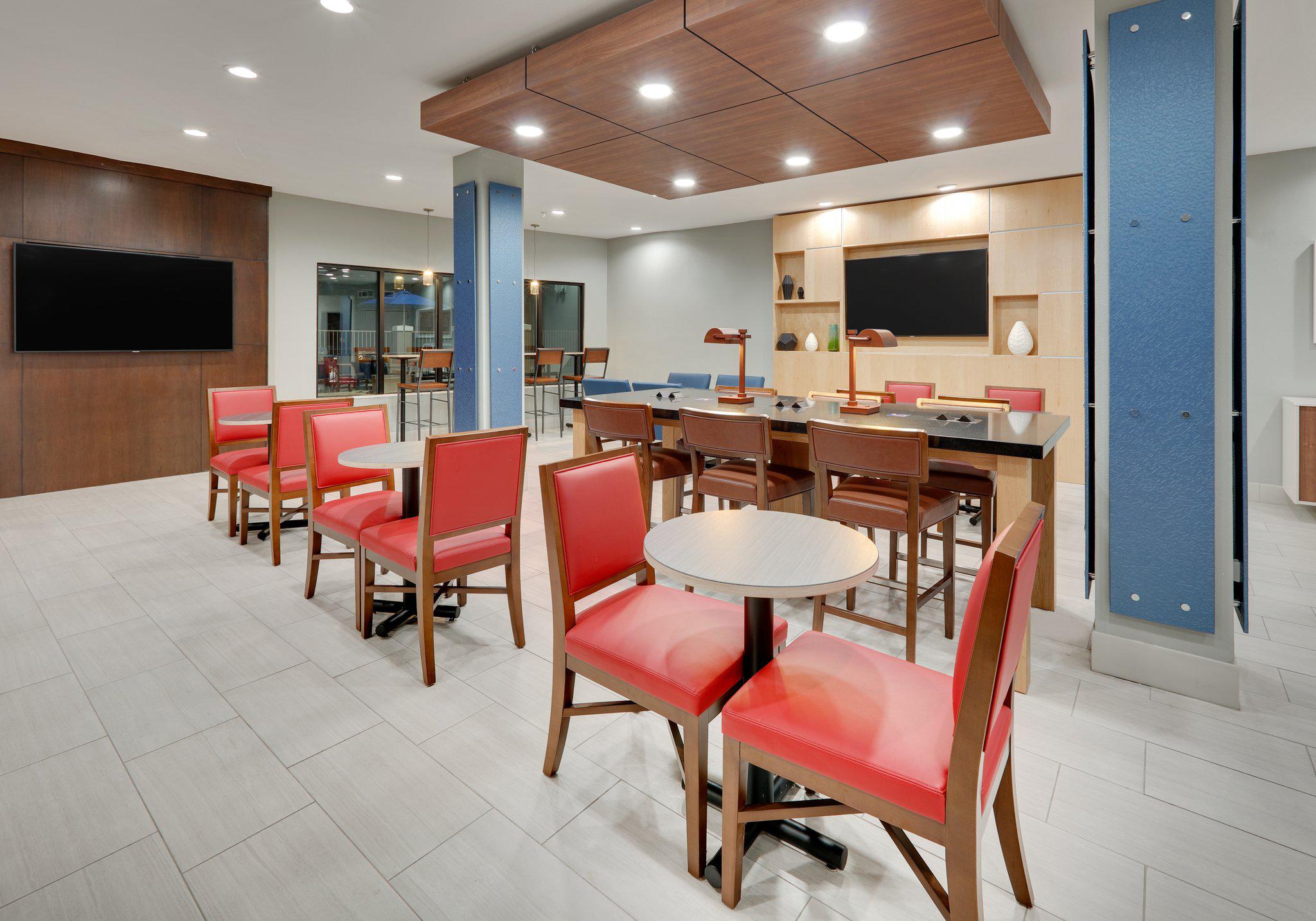 Фото Holiday Inn Express Hotel & Suites Near Seaworld, an Ihg Hotel