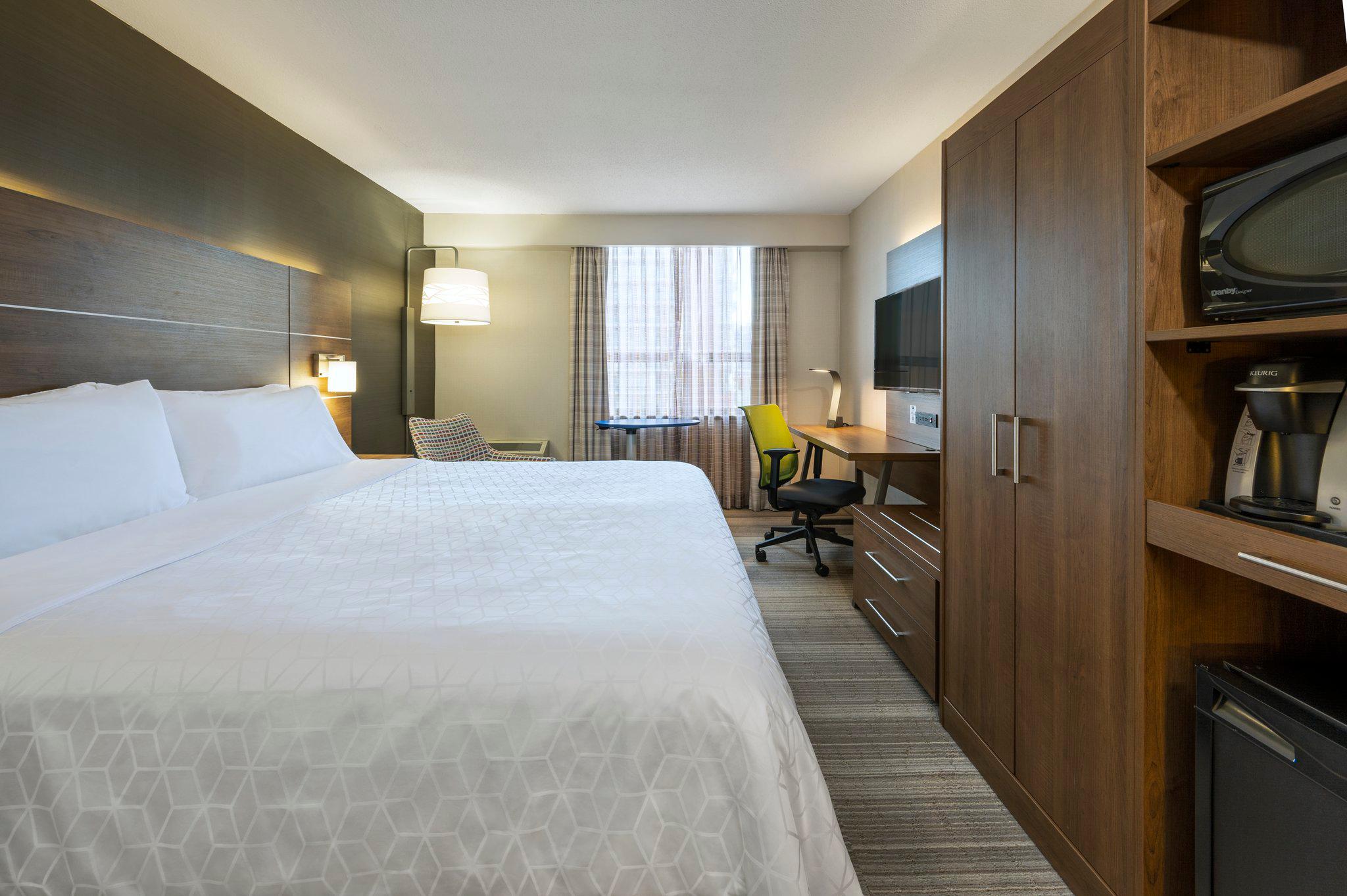 Фото Holiday Inn Express Toronto - Downtown, an Ihg Hotel